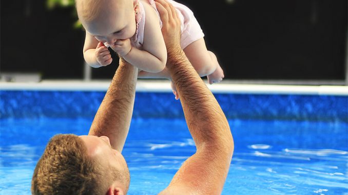 Mężczyzna z dzieckiem w basenie